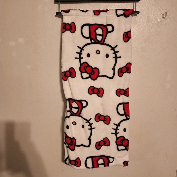 Hello Kitty White Red Bow 50x60" Throw Blanket NEW - Picture 4 of 4